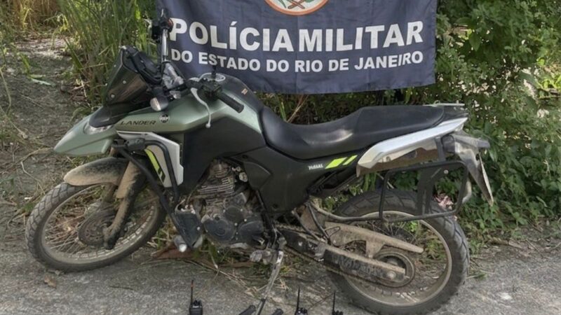 Policias Militares do 7º BPM apreende armas e drogas e prende três no Arsenal, em São Gonçalo