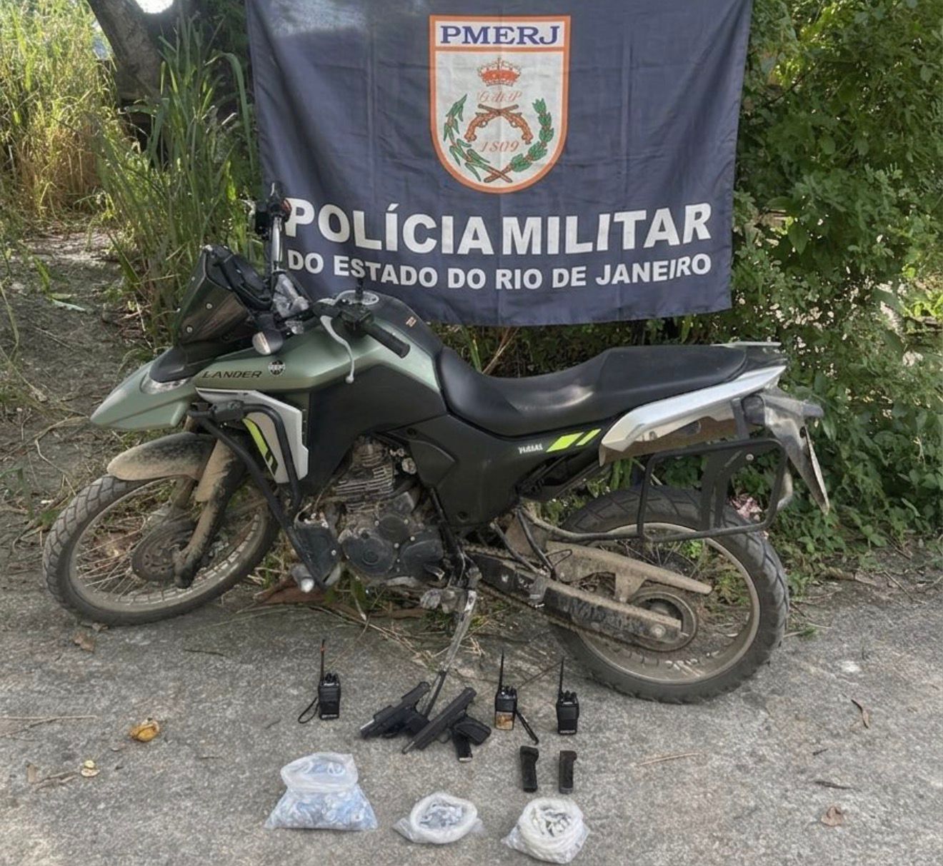 Policias Militares do 7º BPM apreende armas e drogas e prende três no Arsenal, em São Gonçalo
