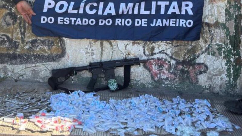 15º BPM apreende fuzil e drogas após confronto em Duque de Caxias