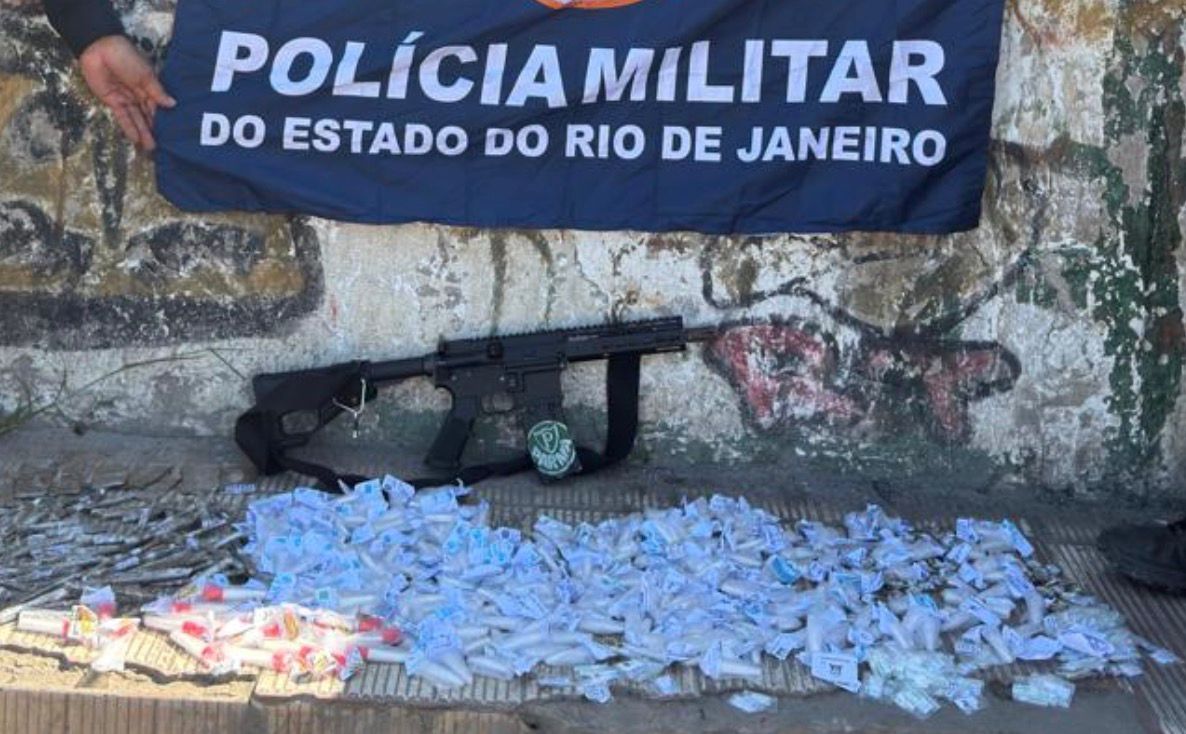 15º BPM apreende fuzil e drogas após confronto em Duque de Caxias