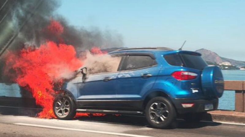Incêndio em veículo trava a Ponte Rio-Niterói e causa reflexos nos dois sentidos