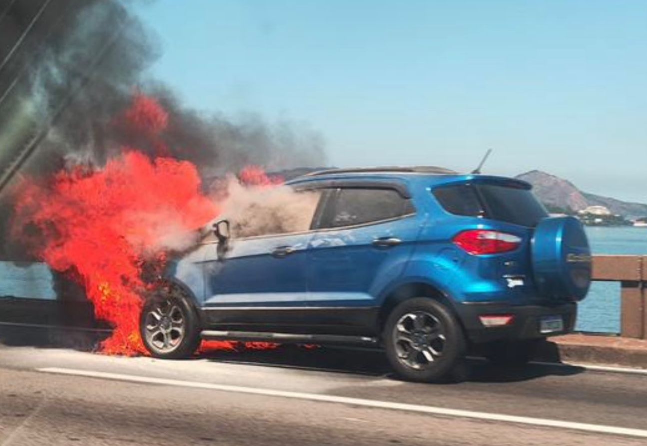 Incêndio em veículo trava a Ponte Rio-Niterói e causa reflexos nos dois sentidos