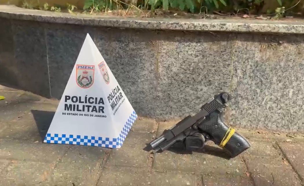 Policiais Militares do 1º BPM apreende pistola com numeração raspada no Morro do Castro, em São Gonçalo