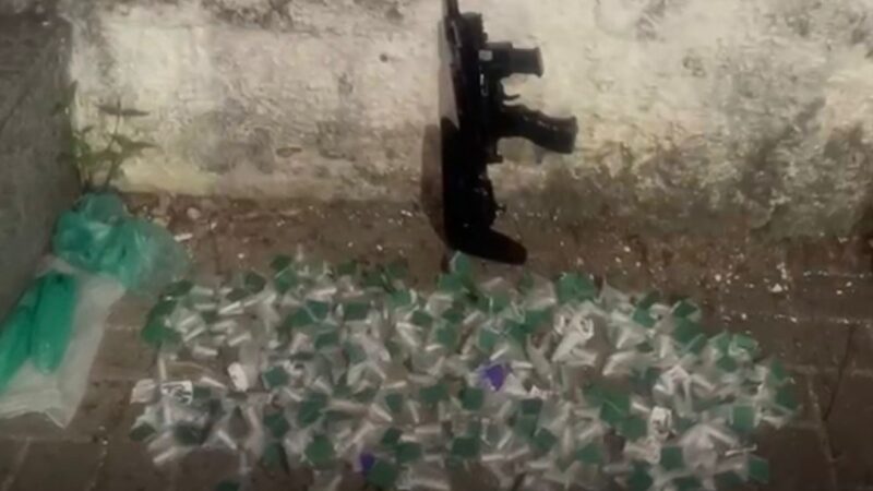 1ºBPM apreende pistola com kit adaptado e drogas em São Gonçalo