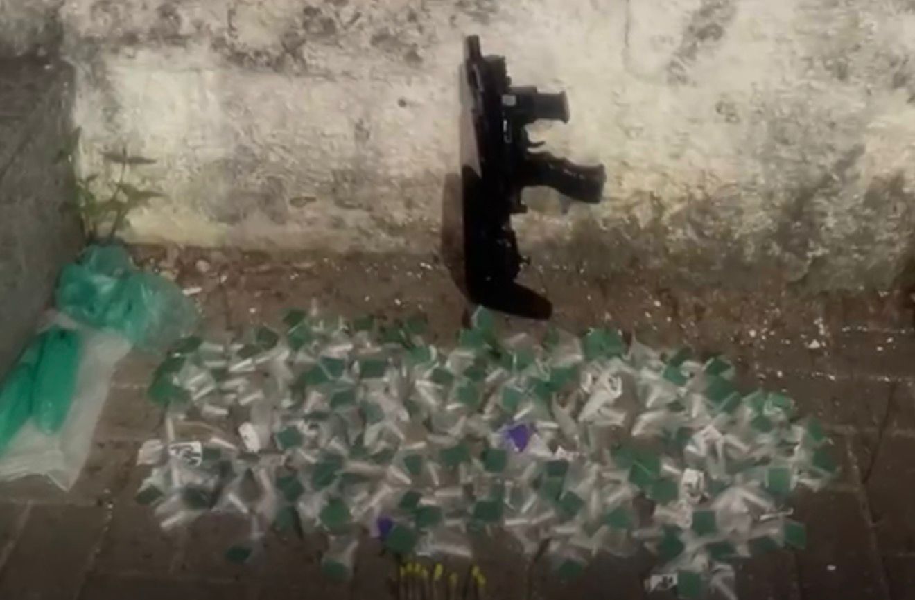 1ºBPM apreende pistola com kit adaptado e drogas em São Gonçalo