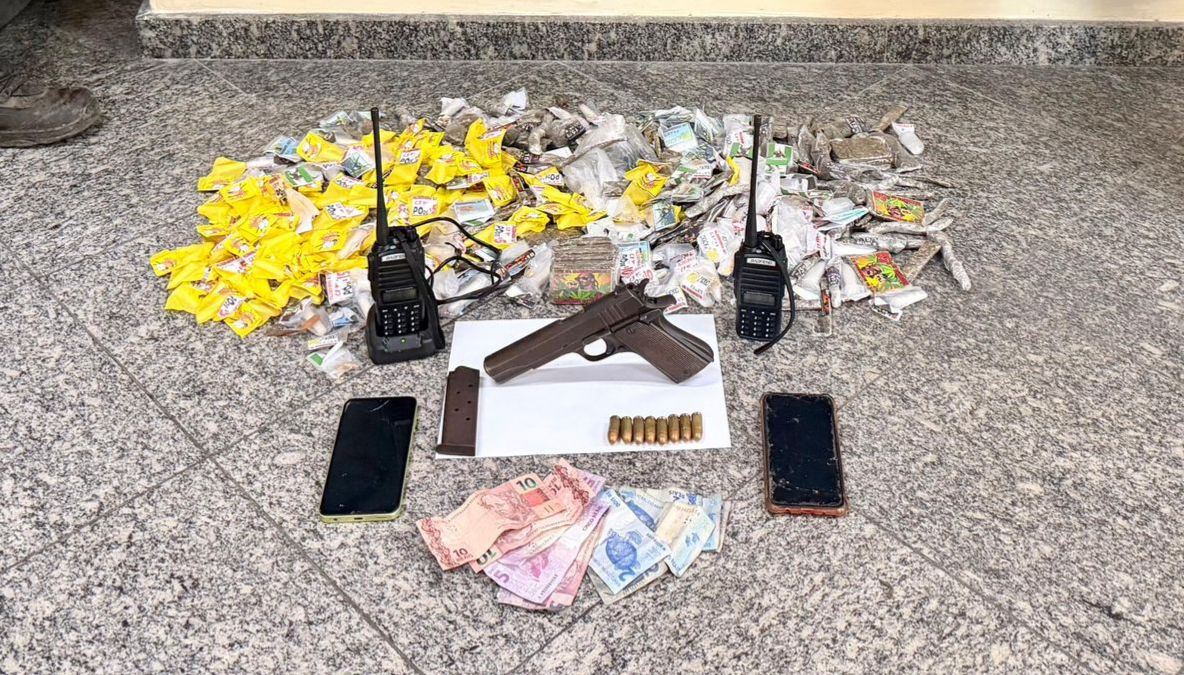 12º BPM prende dois suspeitos e apreende arma de grosso calibre e grande quantidade de drogas em Niterói