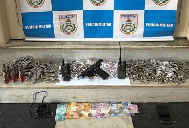 12º BPM apreende arma com numeração raspada e grande quantidade de drogas na comunidade da Chácara, em Niterói