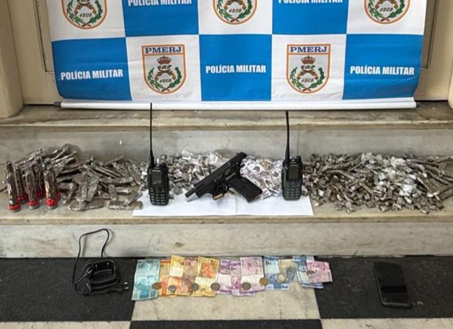 12º BPM apreende arma com numeração raspada e grande quantidade de drogas na comunidade da Chácara, em Niterói