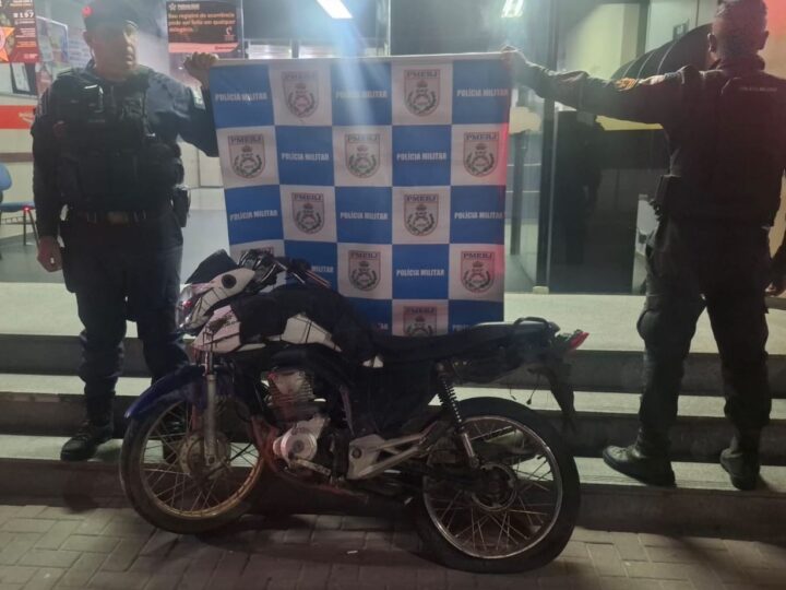 Perseguição termina com arma apreendida e moto roubada recuperada em Maricá e Saquarema