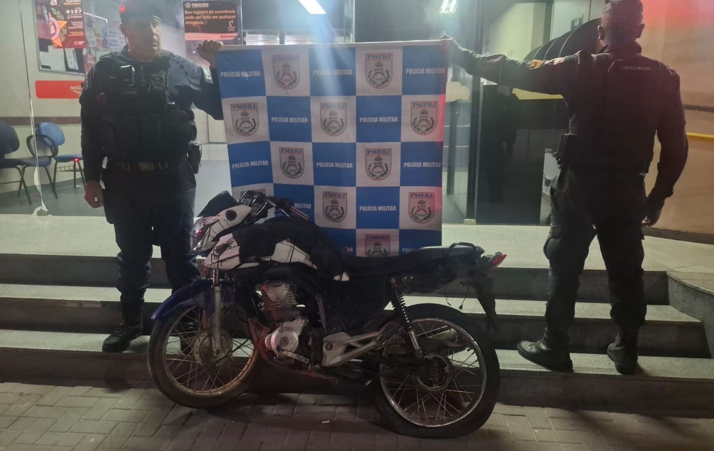 Perseguição termina com arma apreendida e moto roubada recuperada em Maricá e Saquarema