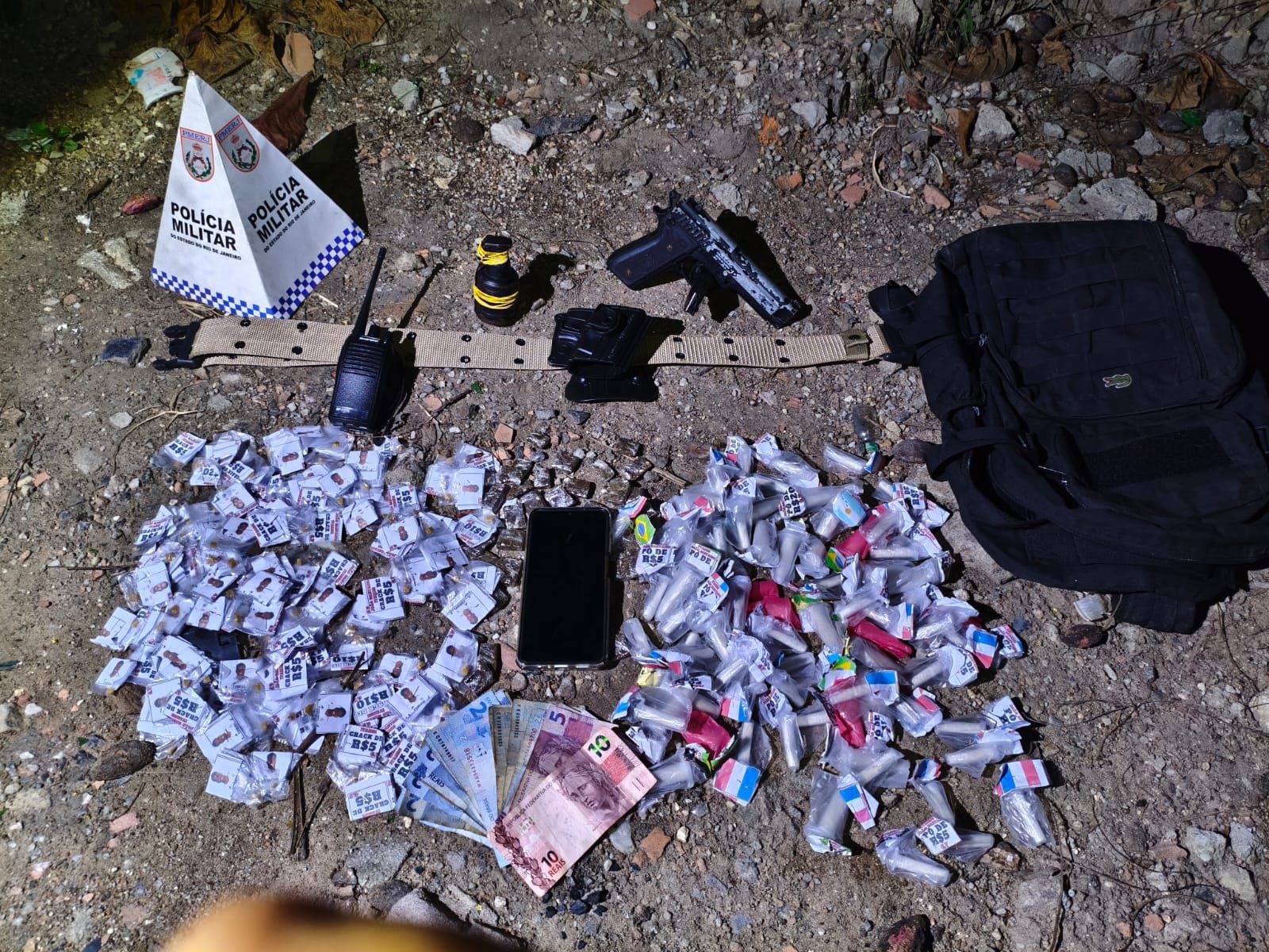 35º BPM prende jovem com granada e drogas em operação em Itaboraí