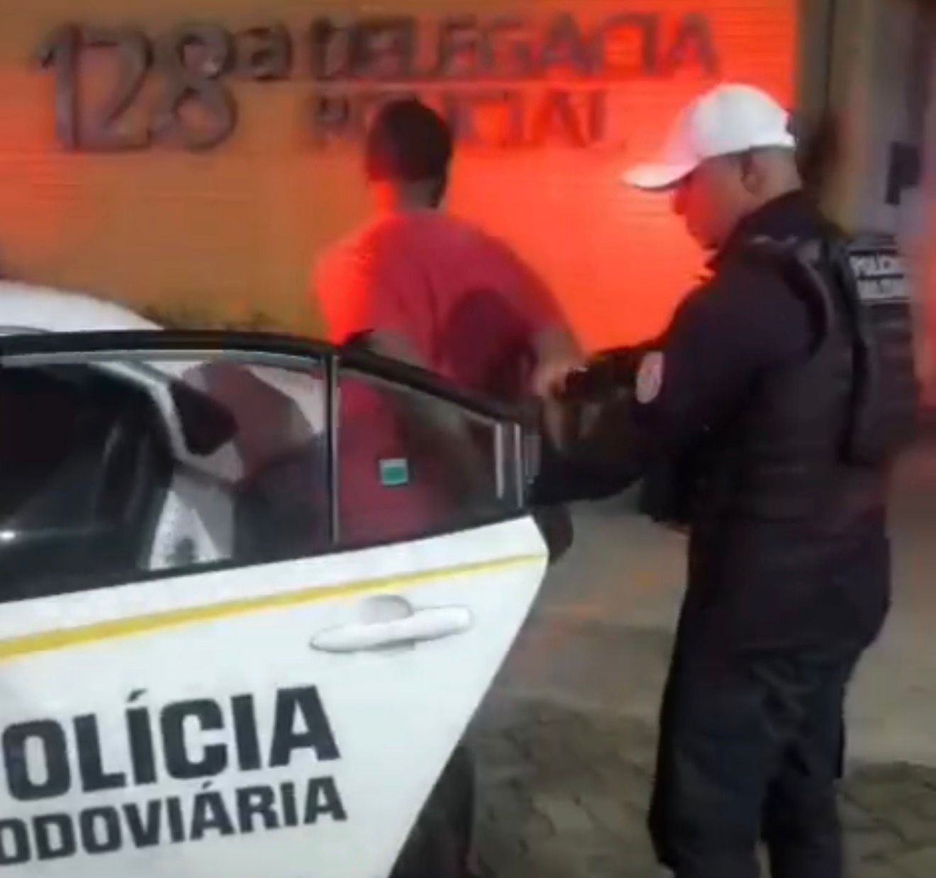 Foragido da Justiça é preso por equipe do CPTran durante fiscalização na RJ-106, em Rio das Ostras