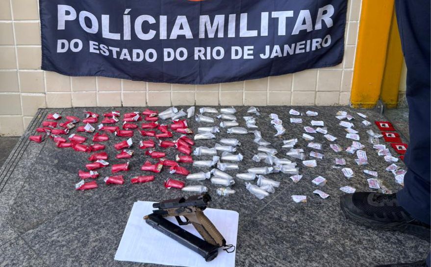 Ação do 12º BPM termina com três presos e arma apreendida no Fonseca, em Niterói