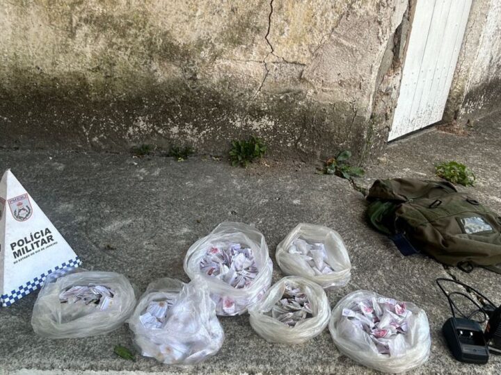 35º BPM apreende drogas e detém suspeito durante ação em Itaboraí