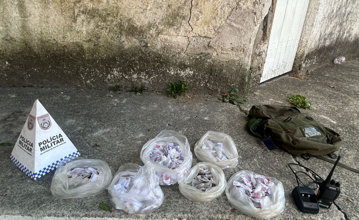 35º BPM apreende drogas e detém suspeito durante ação em Itaboraí