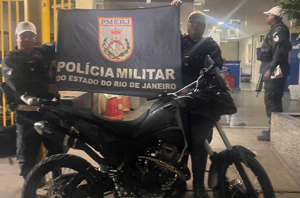 CPTran flagra moto adulterada e apreende droga em operação na RJ-104, em São Gonçalo