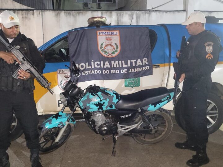 CPTran flagra motocicleta sem placa e com chassi ilegível durante operação na RJ-216, em campos