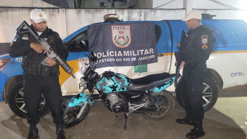 CPTran flagra motocicleta sem placa e com chassi ilegível durante operação na RJ-216, em campos