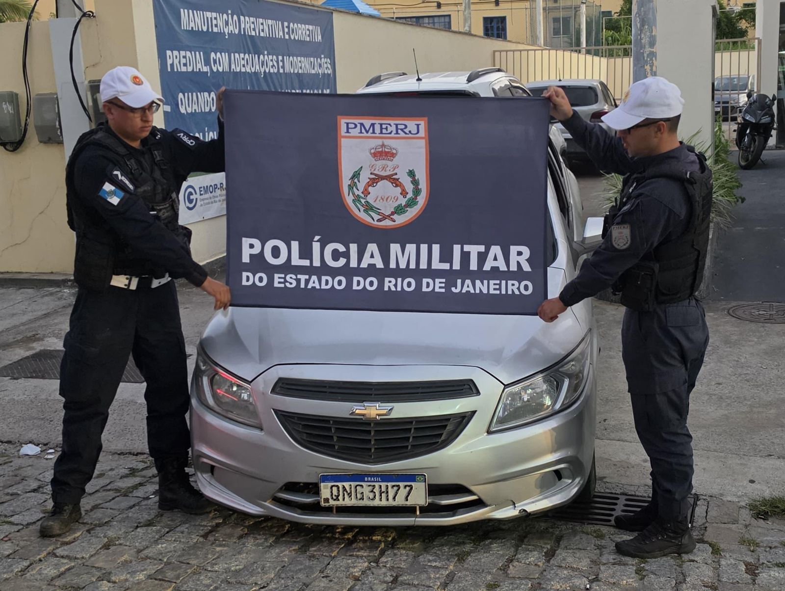 CPTran intercepta suspeitos de roubo em fuga e garante prisão após cerco na RJ- 106, em saquarema