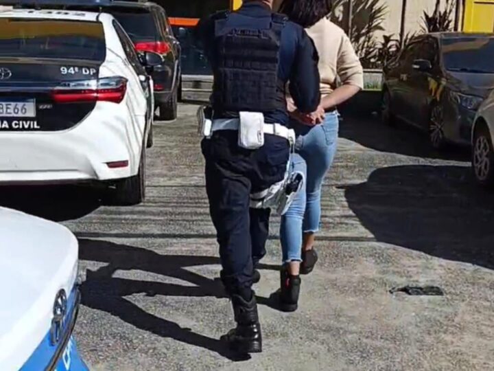 CPTran flagra motocicleta sem placa e com chassi ilegível durante operação na RJ-216, em campos