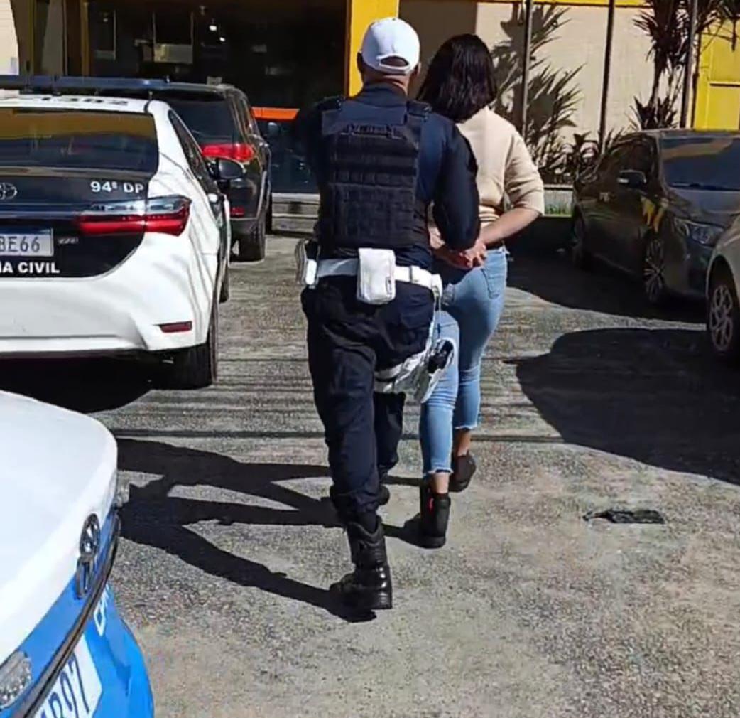 CPTran flagra motocicleta sem placa e com chassi ilegível durante operação na RJ-216, em campos