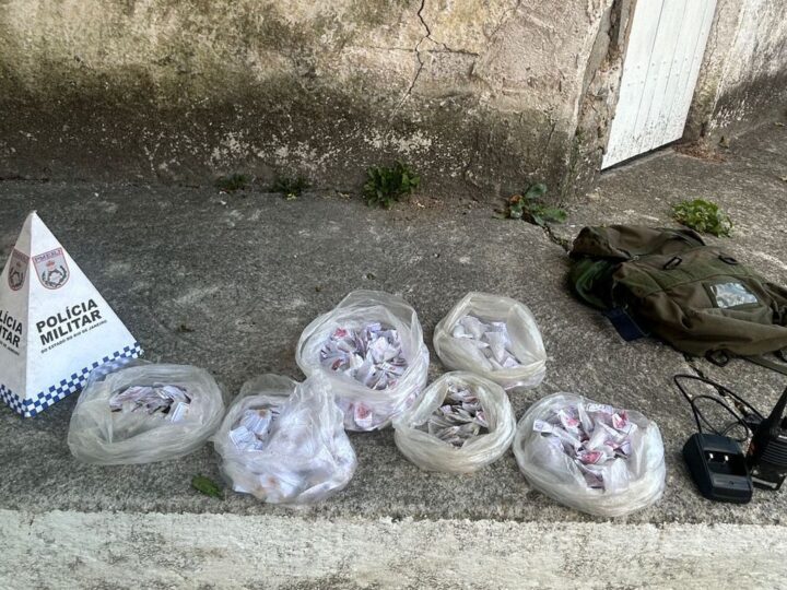 Policiais militares do 35º BPM prende homem por tráfico de drogas em itaboraí