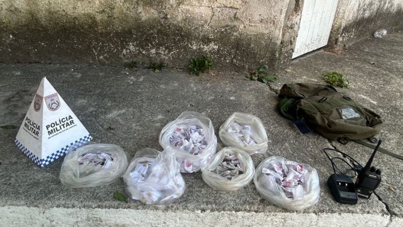 Policiais militares do 35º BPM prende homem por tráfico de drogas em itaboraí