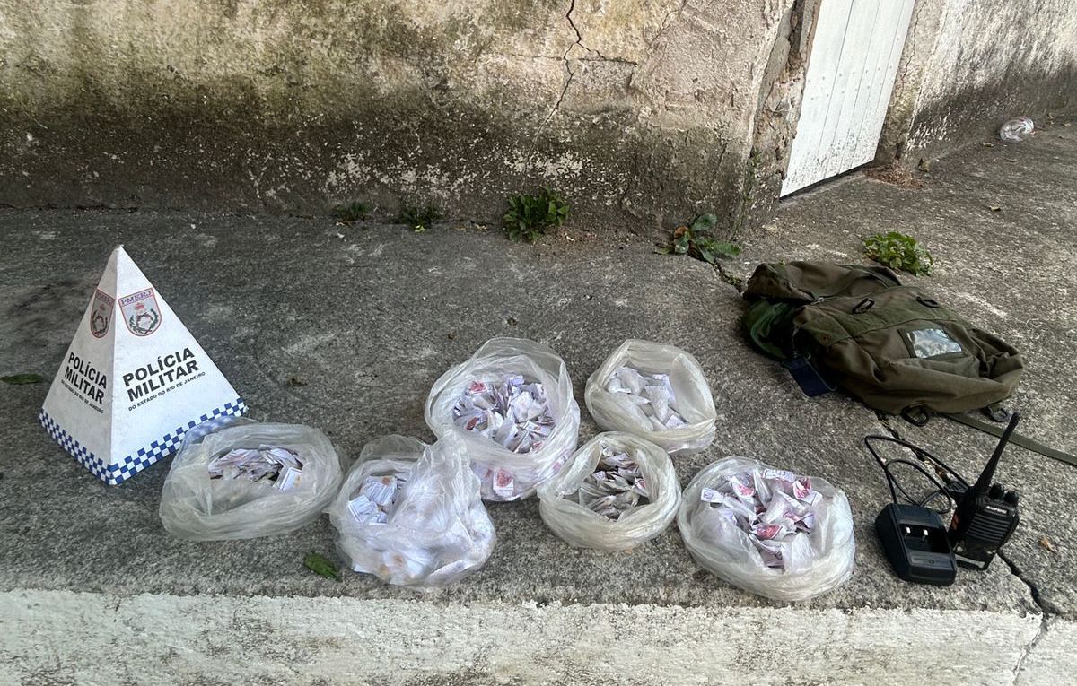 Policiais militares do 35º BPM prende homem por tráfico de drogas em itaboraí