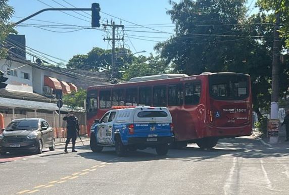 Operação em andamento: Polícia Militar apreende fuzil, drogas e desobstrui vias após ação do tráfico na Nova Brasília, em Niteroi