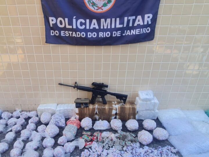 Ação do 12º BPM resulta em apreensão de fuzil e grande quantidade de drogas na comunidade da nova Brasilia, em Niteroi