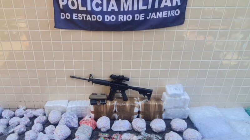 Ação do 12º BPM resulta em apreensão de fuzil e grande quantidade de drogas na comunidade da nova Brasilia, em Niteroi