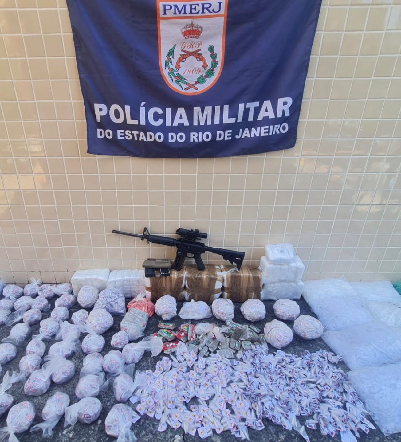 Ação do 12º BPM resulta em apreensão de fuzil e grande quantidade de drogas na comunidade da nova Brasilia, em Niteroi