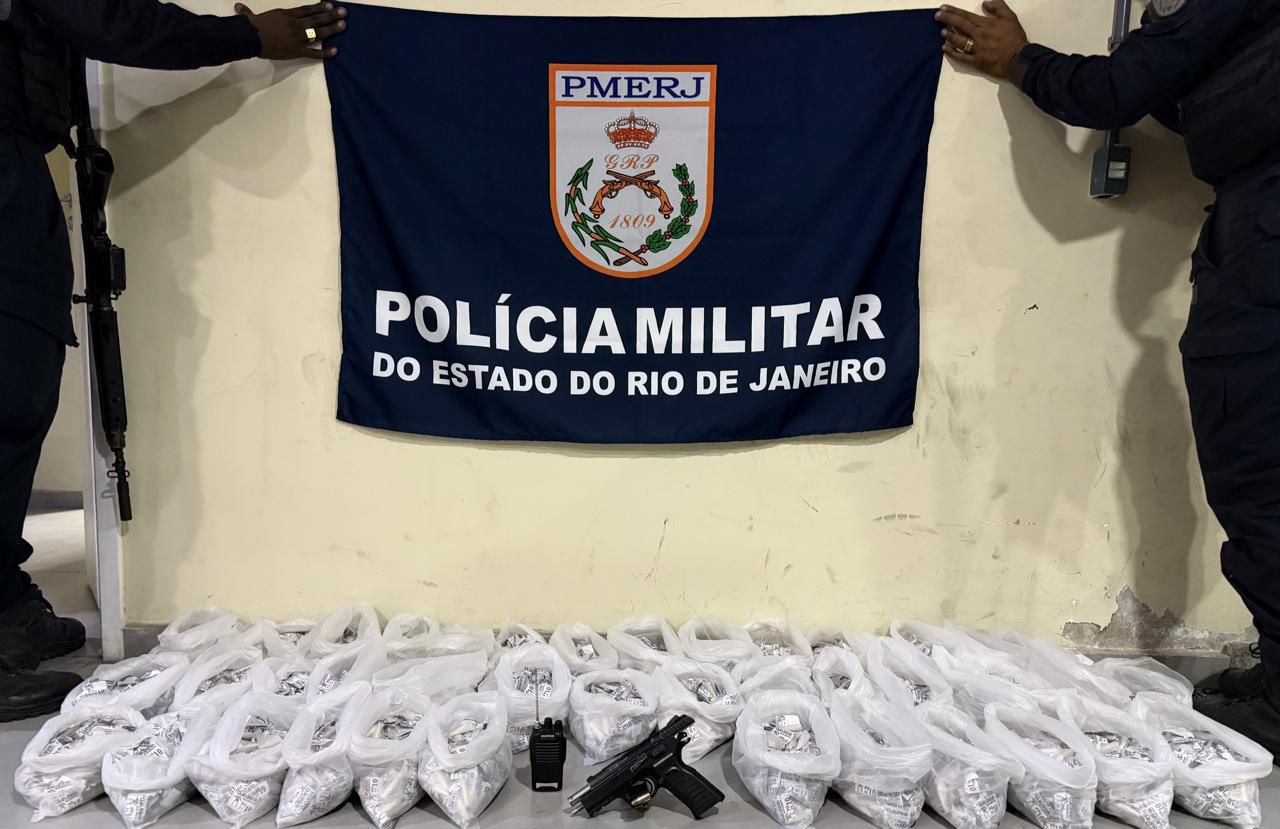 7º BPM reage a ataque, entra em confronto e prende criminoso com grande carga de drogas em São Gonçalo