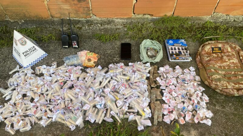 35º BPM apreende menor com roupa camuflada e grande quantidade de drogas em Itaboraí