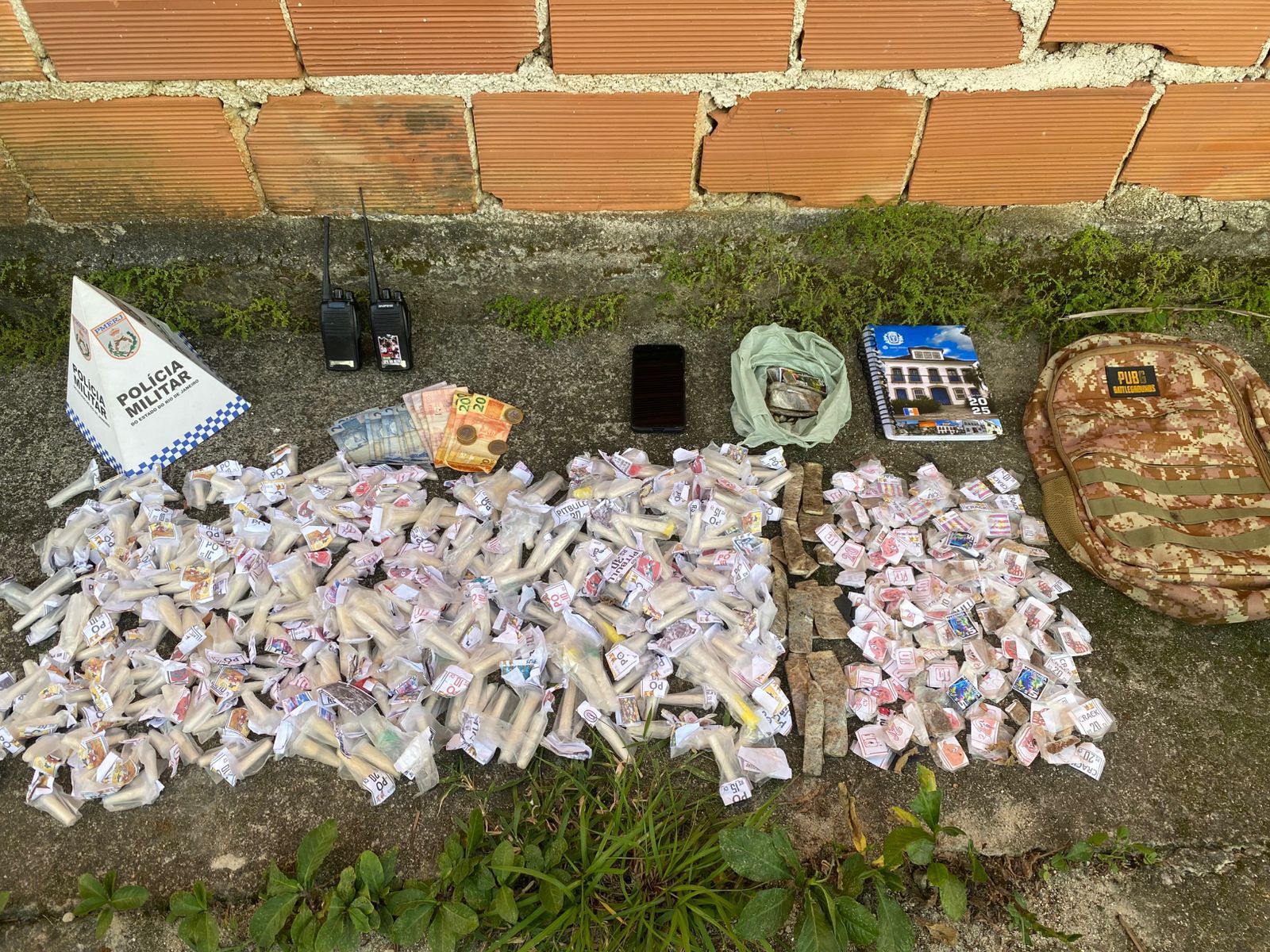 35º BPM apreende menor com roupa camuflada e grande quantidade de drogas em Itaboraí