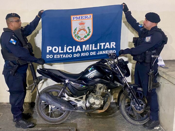 35º BPM prende dupla por tráfico de drogas e apreende motocicleta em Itaboraí