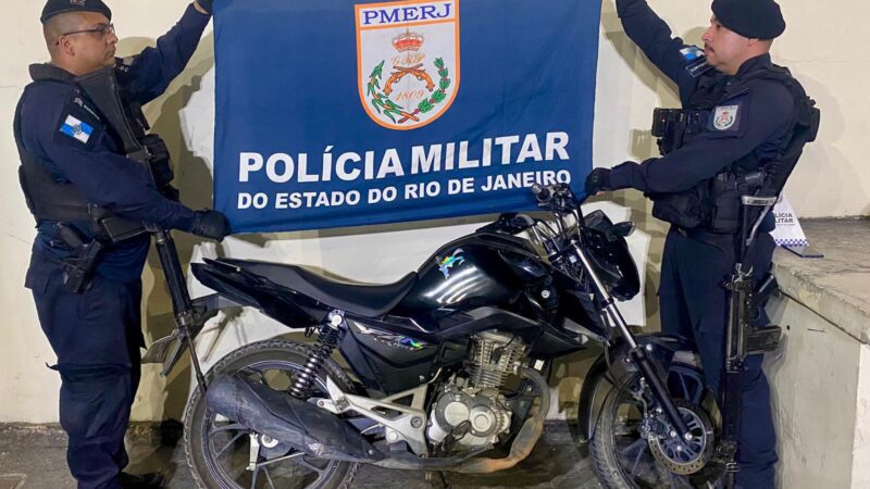 35º BPM prende dupla por tráfico de drogas e apreende motocicleta em Itaboraí
