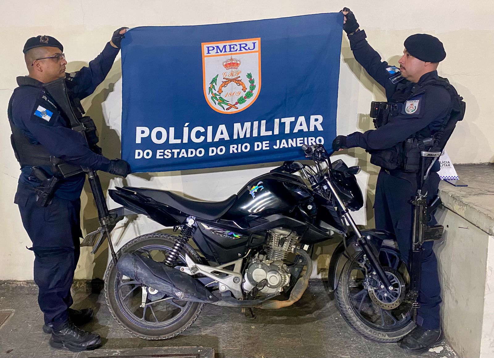 35º BPM prende dupla por tráfico de drogas e apreende motocicleta em Itaboraí