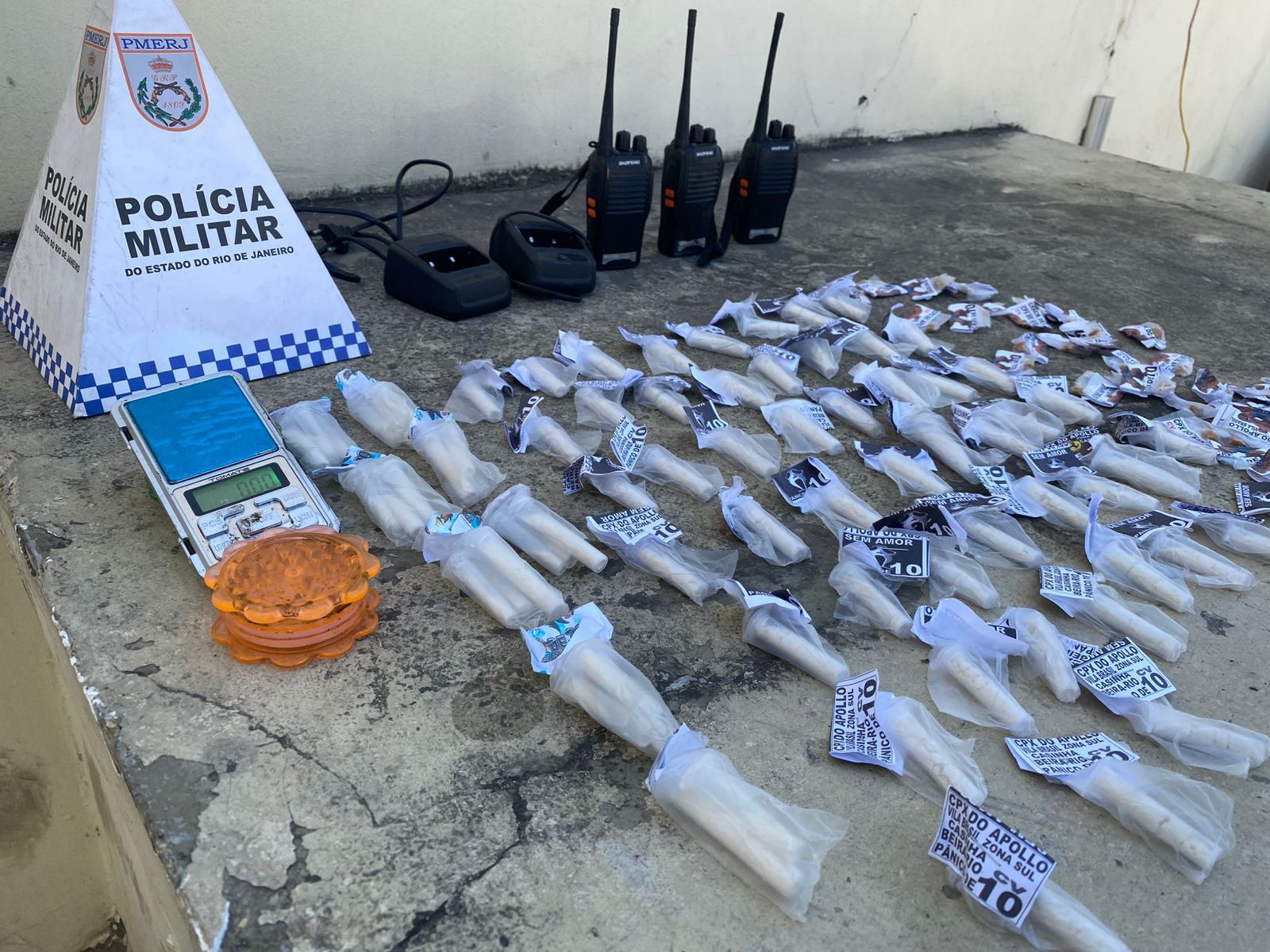 35º BPM prende dupla por tráfico e apreende arma de fogo em Itaboraí