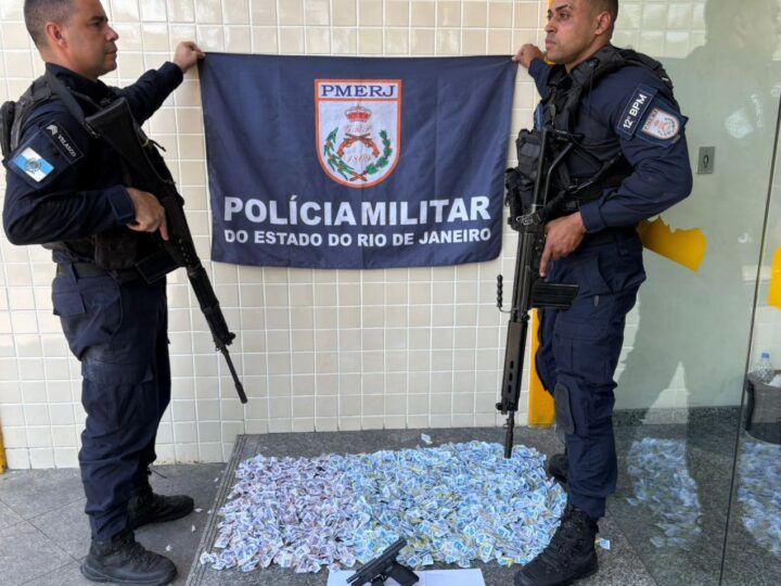 12º BPM captura foragido da Justiça e apreende arma e grande carga de drogas no Caramujo, em Niterói