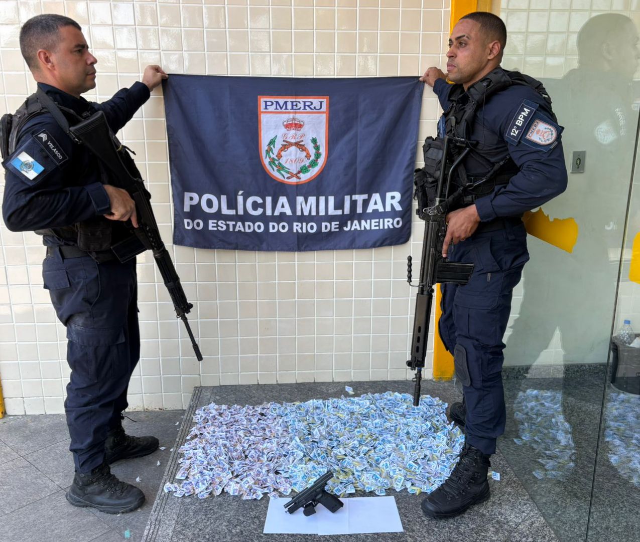 12º BPM captura foragido da Justiça e apreende arma e grande carga de drogas no Caramujo, em Niterói