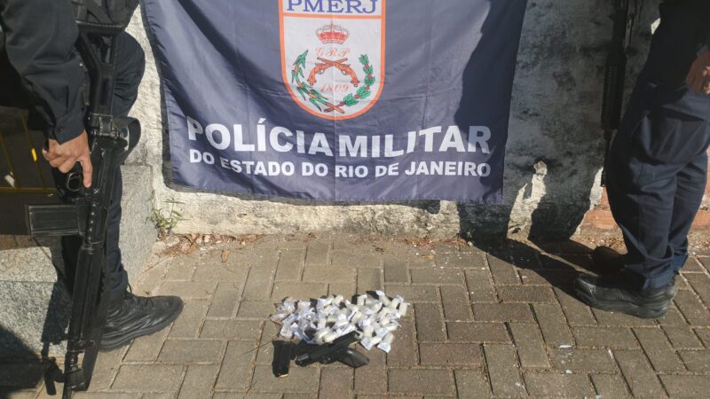 1º BPM prende criminoso armado e apreende drogas em comunidade de São Gonçalo