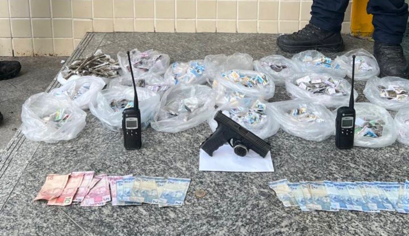 Três adolescentes são apreendidos com arma e drogas na Vila Ipiranga, no Fonseca, em Niterói