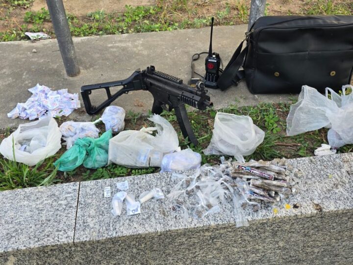 Operação do 1º BPM apreende réplica de metralhadora e drogas no Morro do Castro, em São Gonçalo