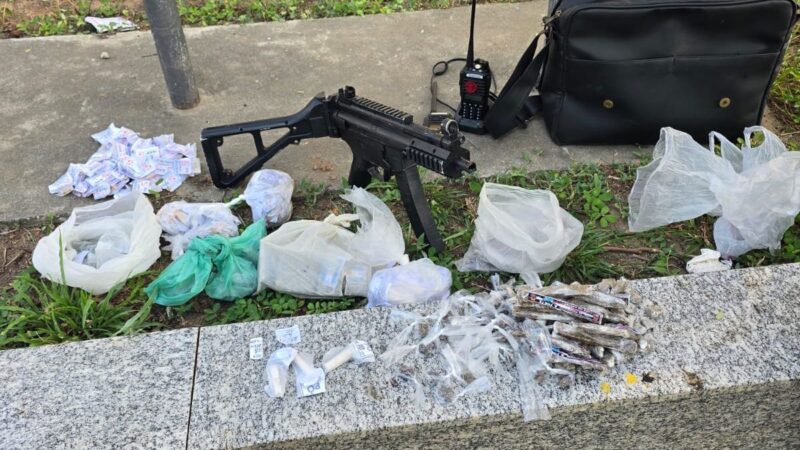 Operação do 1º BPM apreende réplica de metralhadora e drogas no Morro do Castro, em São Gonçalo