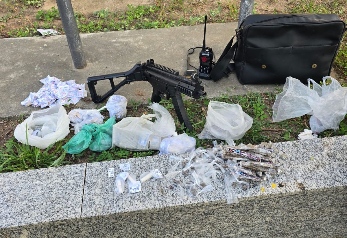 Operação do 1º BPM apreende réplica de metralhadora e drogas no Morro do Castro, em São Gonçalo