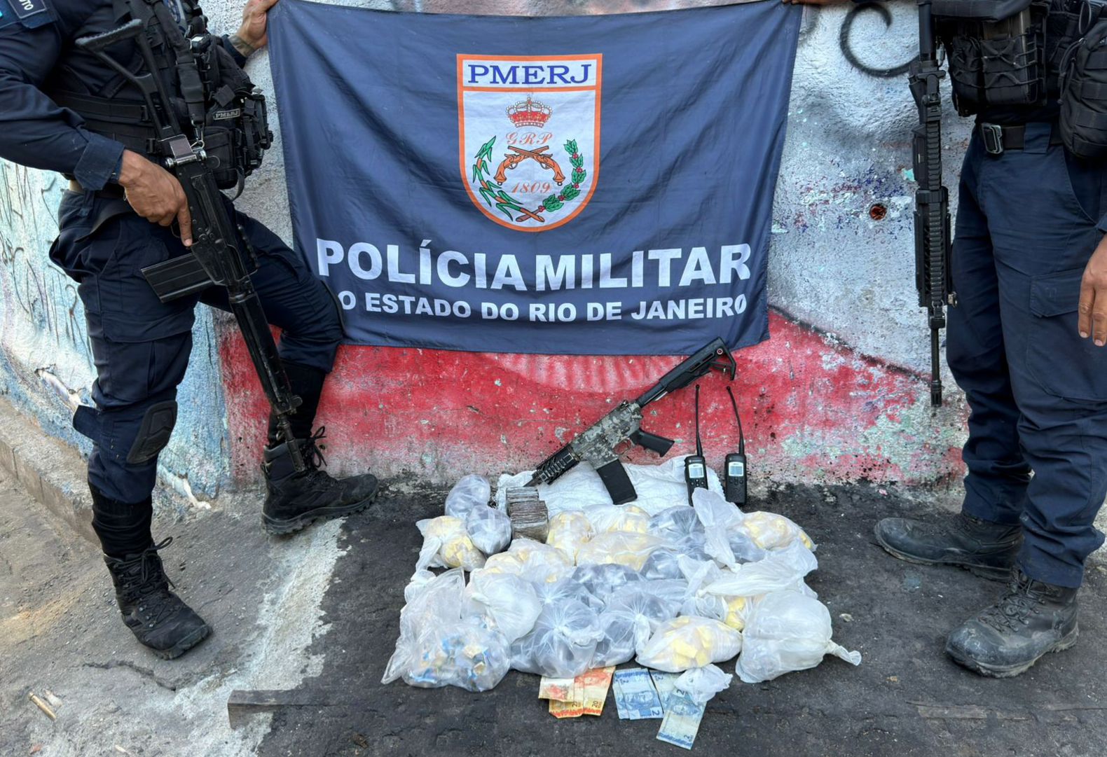 GAT do 12º BPM apreende fuzil e grande carga de drogas no Fonseca, em Niterói