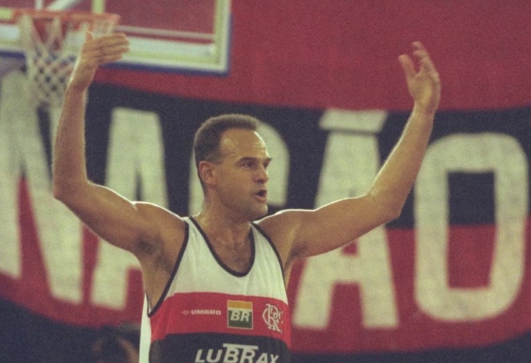 Morre Oscar Schmidt, lenda do basquete mundial, aos 68 anos