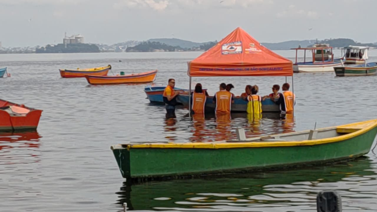 Voluntários da Defesa Civil têm aula prática extra na Praia das Pedrinhas