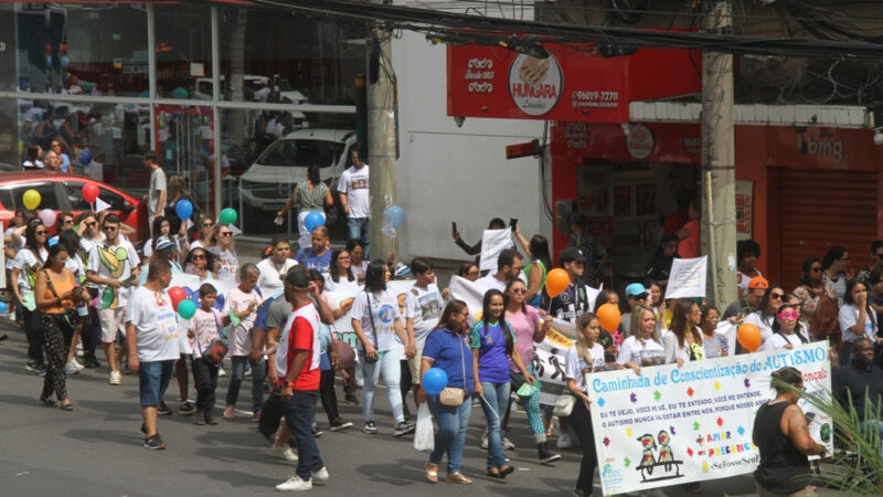 São Gonçalo reúne dezenas de pessoas na caminhada de conscientização do autismo